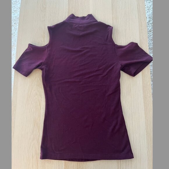 Shoulder Cut-Out Turtleneck Cropped T-Shirt - Picture 2 of 2